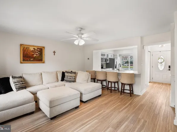 6 Sugarland Square Ct, Sterling, VA 20164