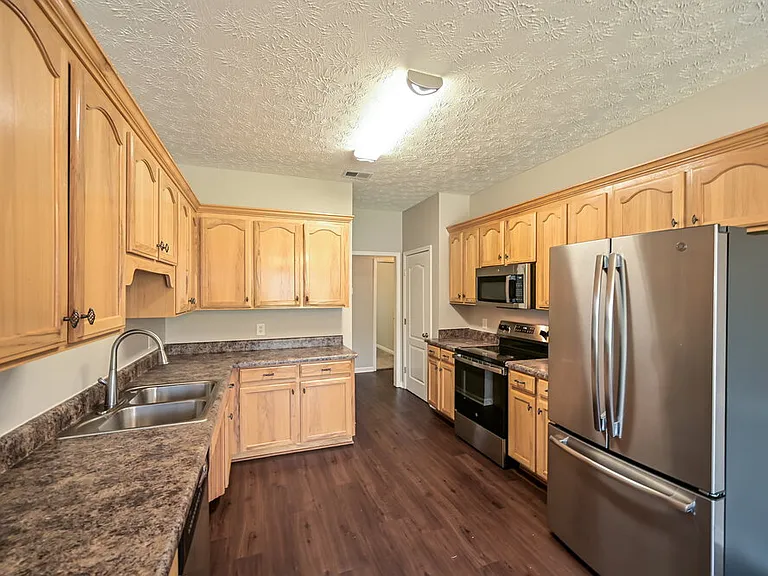 1903 Champlain Dr — Photo 7