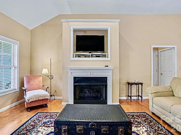 5th image of 270 Spicewood Cir