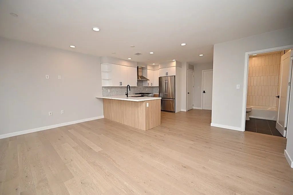 2 bed, 2.0 bath, 898 sqft, $4,300 — Photo 4