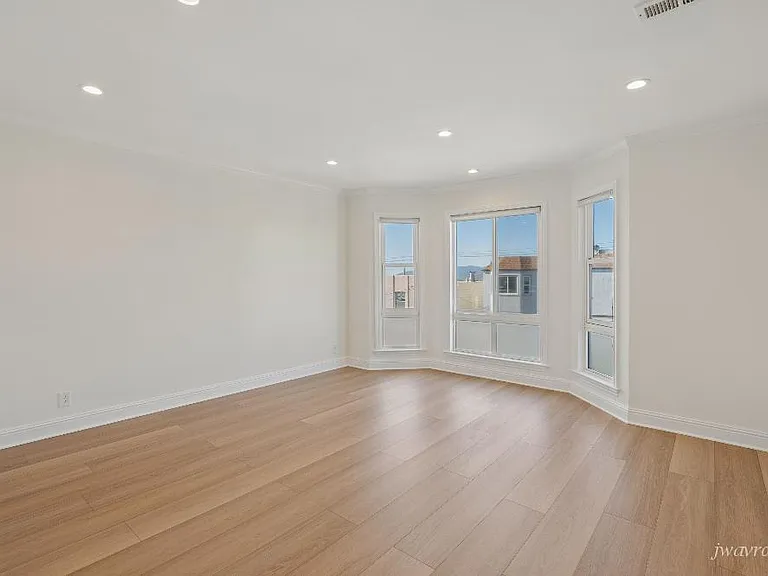 2714 Noriega St — Photo 2