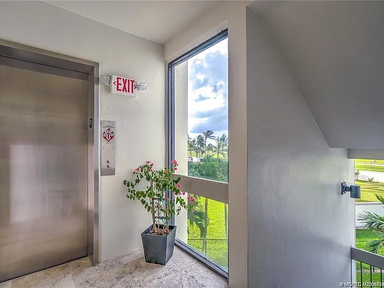 1289 NE Ocean Blvd #5 — Photo 4