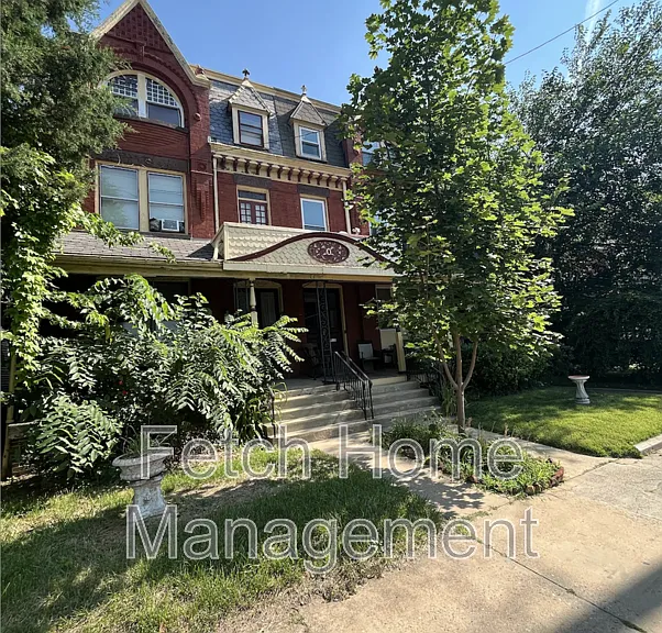 911 E King St — Photo 1