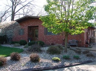 2141 Pin Oak Estates Ln, Charles City, IA 50616