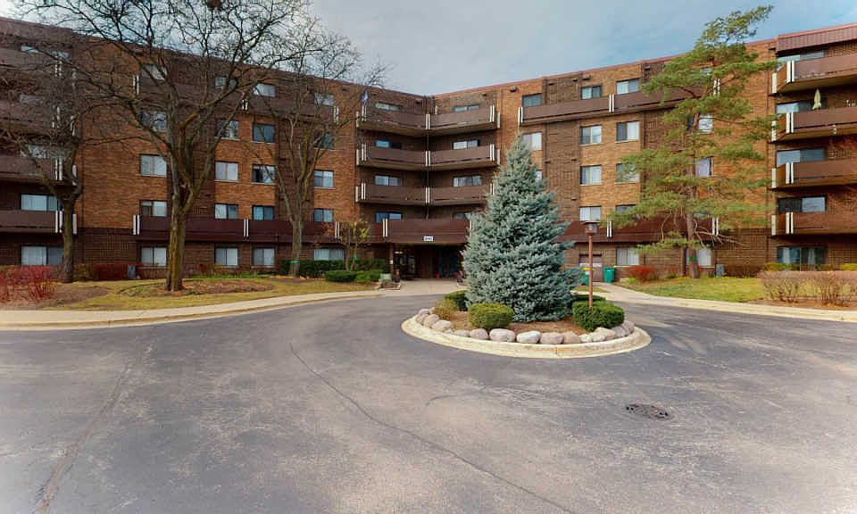 1st image of 840 Wellington Ave Unit 211