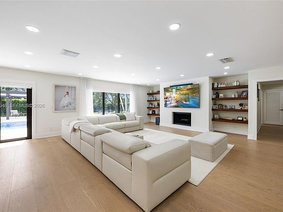 3rd image of 15110 N Saxon Cir