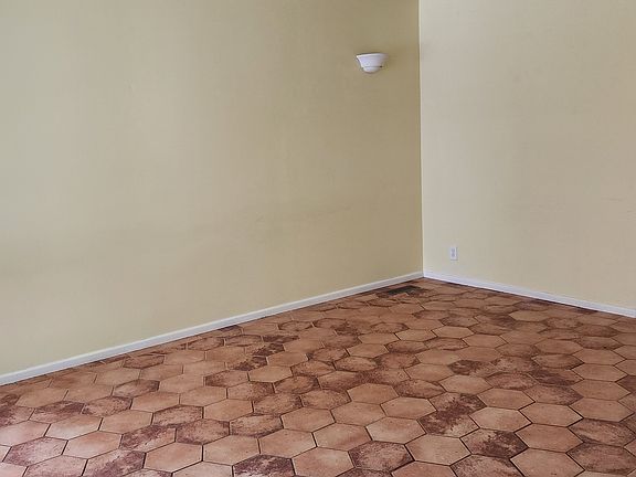 5th image of 907 E Laird Ave
