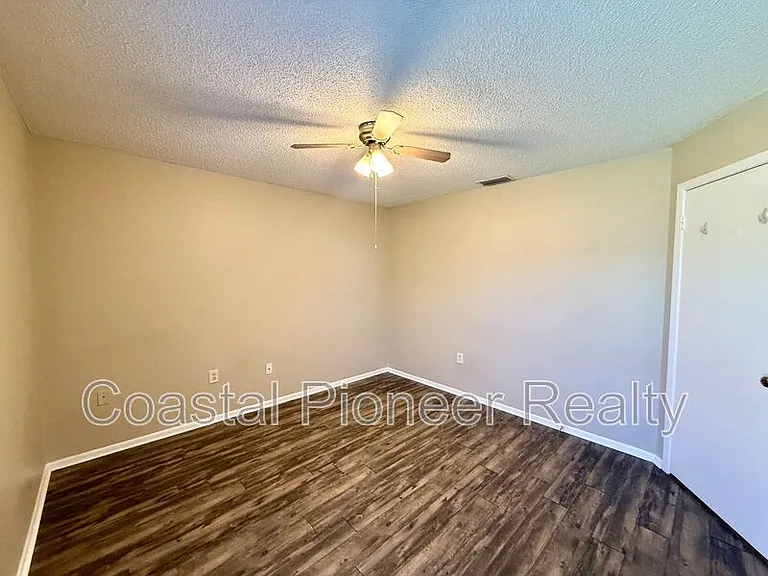 1301 Greenlea Dr — Photo 11