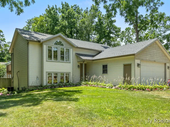 1704 Summit St, Holland, MI 49423