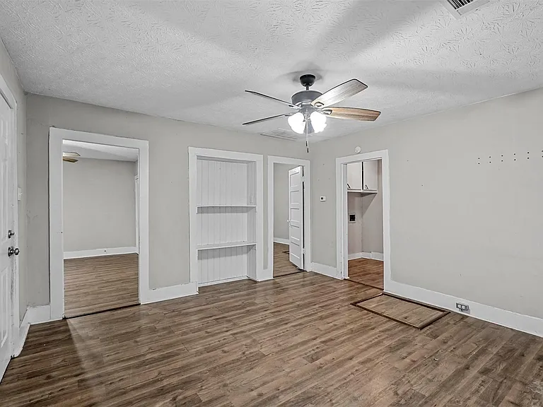 908 E Houston St — Photo 25