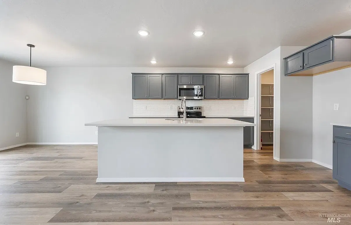 4 bed, 2.5 bath, 2190 sqft, $2,850 — Photo 3