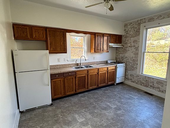 402 Bowling St Apt 1 - Photo 4_10242025