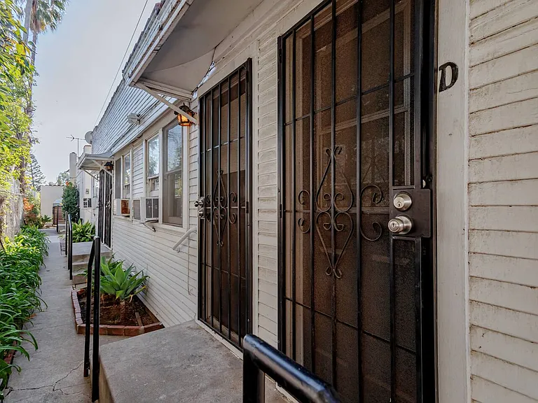 653 Flower Ave #D — Photo 13