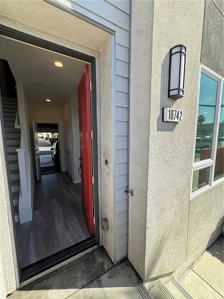 3 bed, 1800 sqft, $4,295 — Photo 1