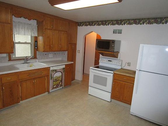 3rd image of 852 3rd Ave S