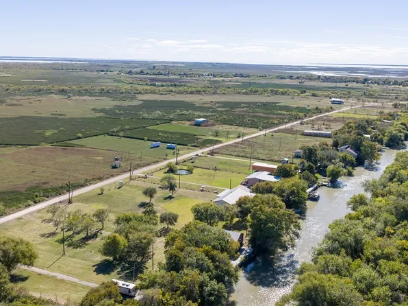 587 Guadalupe River Dr, Tivoli, TX 77990