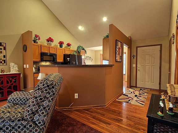3rd image of 221 Niatross Pl