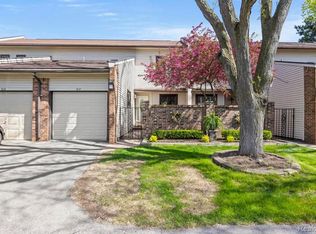 317 Willow Grove Ln, Rochester, MI 48307