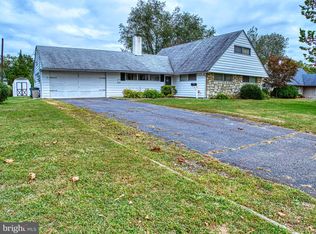 33 Shadywood Rd, Levittown, PA 19056