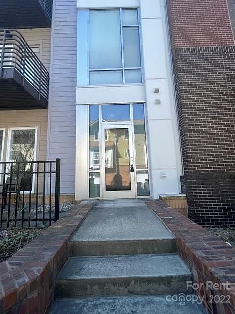 1st image of 2200 Lyndhurst Ave