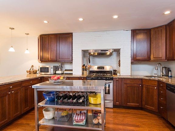 3rd image of 300 Whiton St #1