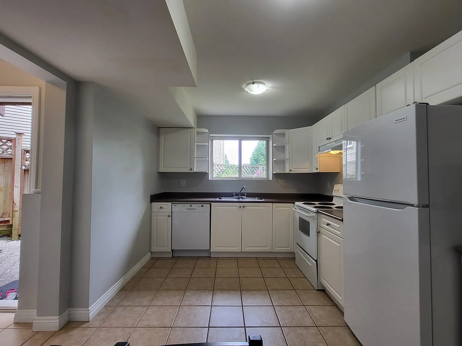2 bed, 900 sqft, $1,800 — Photo 2