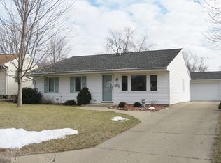 314 Edgewood Dr, Pekin, IL 61554