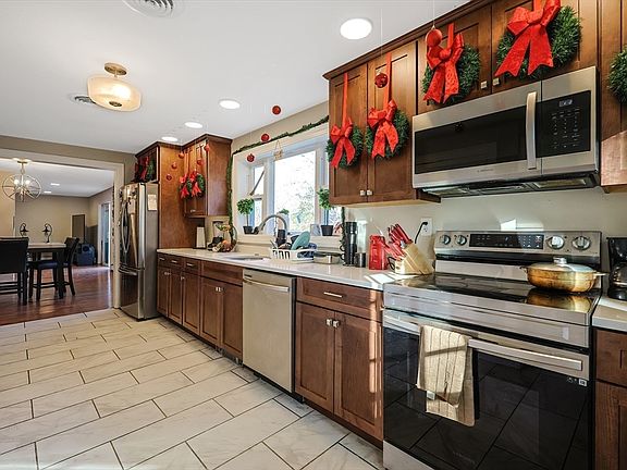 5th image of 462 Rockland St