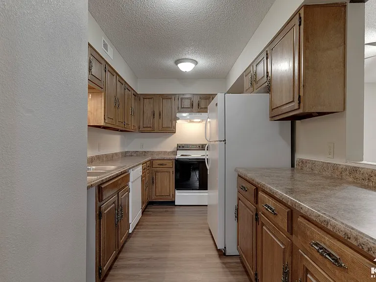 Pheasant Run Apartments — Photo 9