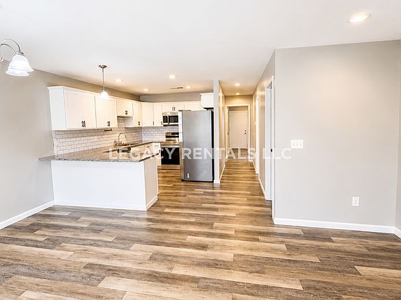 4th image of 240 Longwood Ln #1
