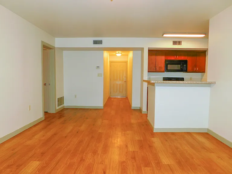 1512 N Elm St #101 — Photo 8
