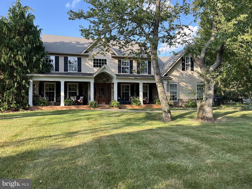 1st image of 321 Nicholas Ln