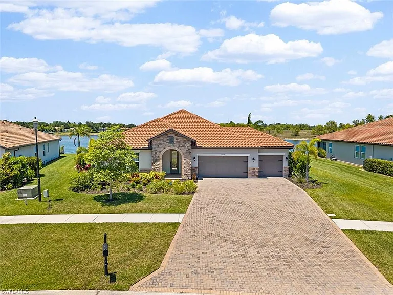 2038 Grove Dr — Photo 1