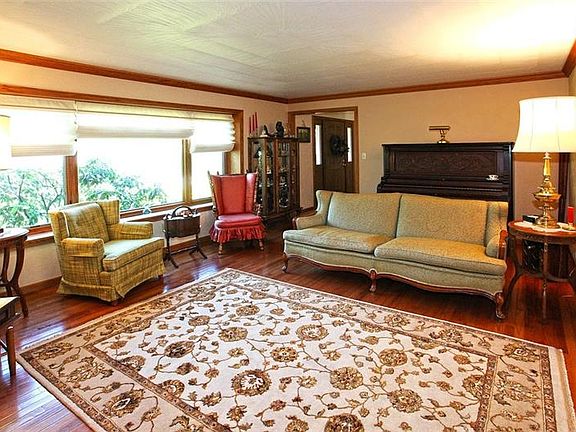3rd image of 220 Primrose Dr