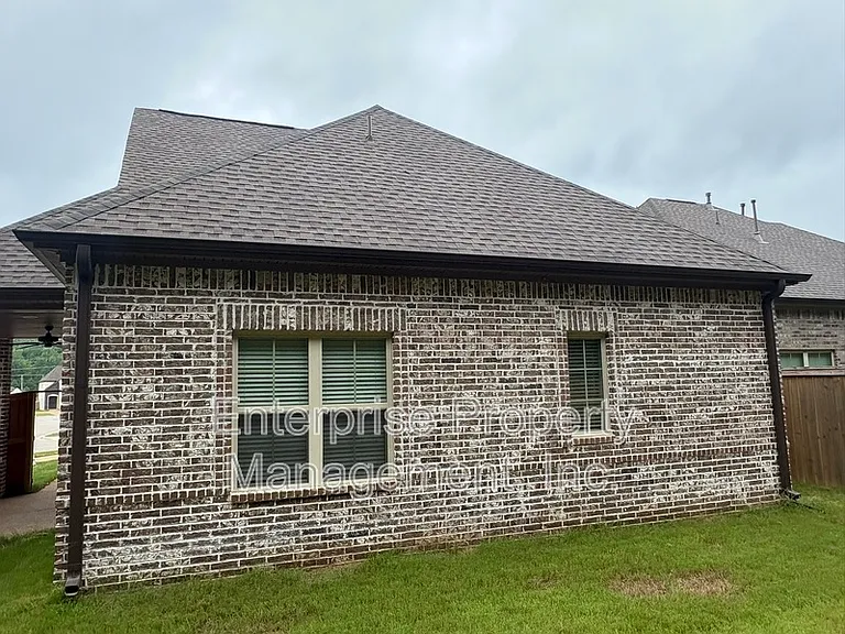 564 Holden Dr — Photo 4