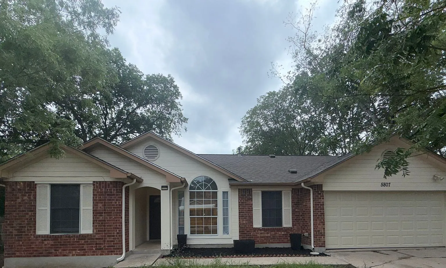 East - 3 Bed, 2 Bath ( Free Rent ; W/ Qualified App: Call For Details )_ — Photo 1