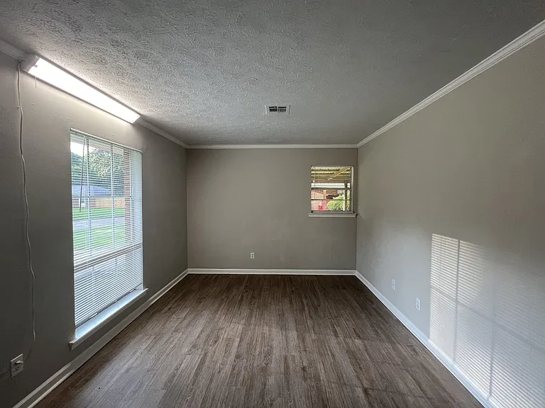 107 Richmond Way — Photo 3