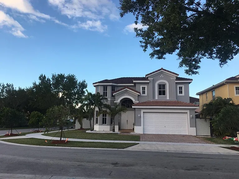 Vista diurna de fachada principal de la casa en donde se encuentra el estudio disponible en renta