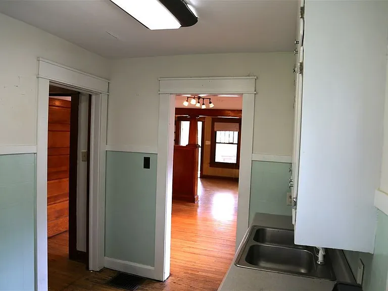 1435 N Kinser Pike — Photo 8