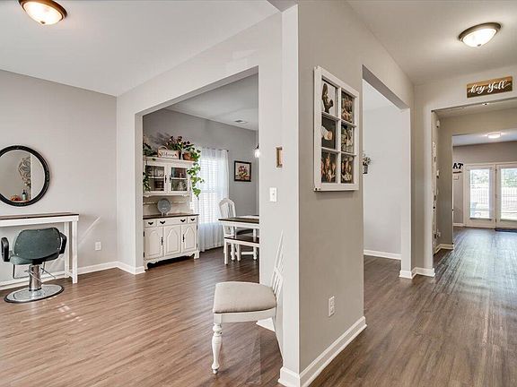 3rd image of 625 Speith Dr