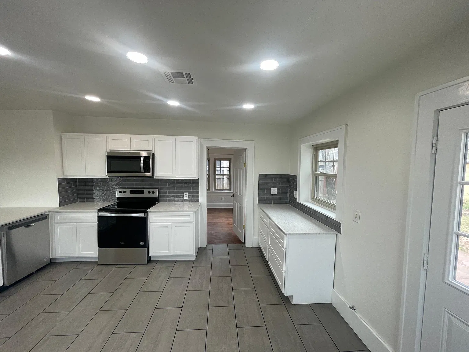 3 bed, 1715 sqft, $1,995 — Photo 4