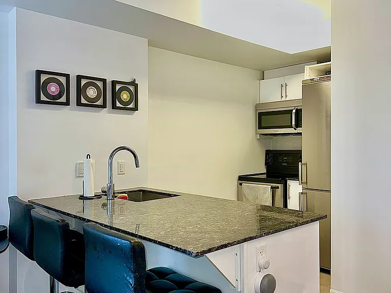 242 Rideau St #1208 — Photo 9
