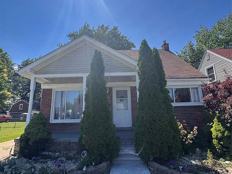 28025 Joan St — Photo 2