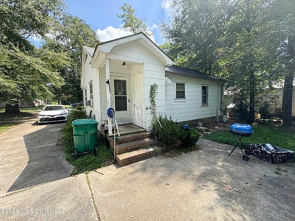4th image of 803 Robertson St