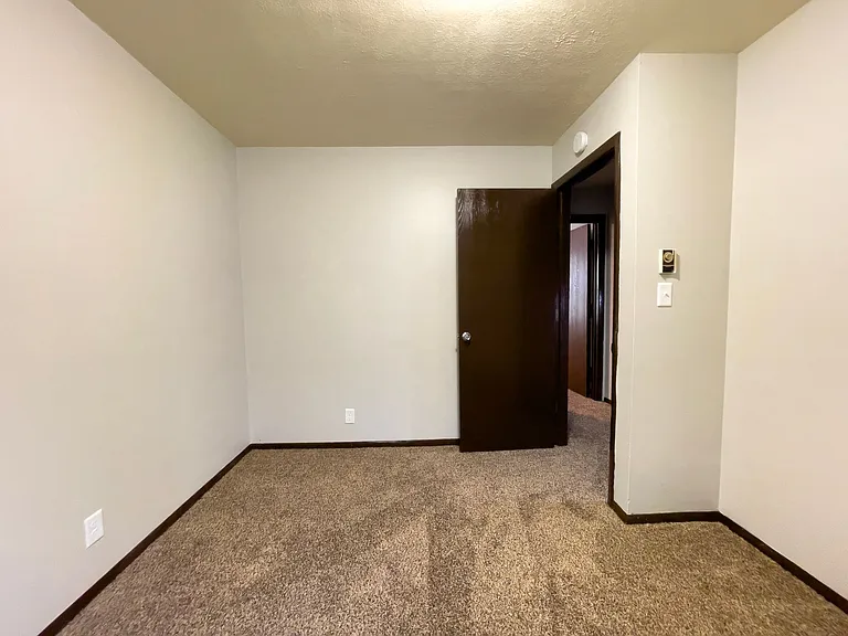 East Memorial Apartments — Photo 17