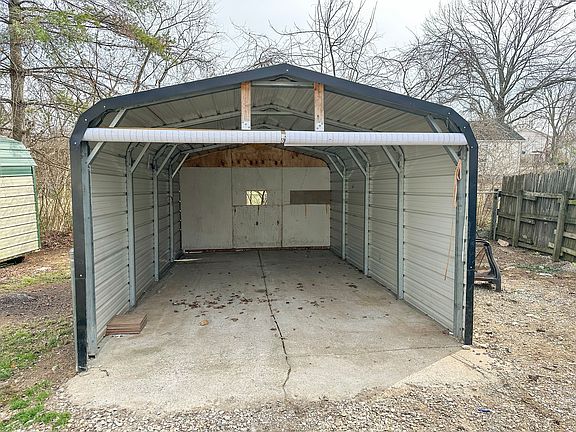 2nd image of 810 Summer Hill Ln