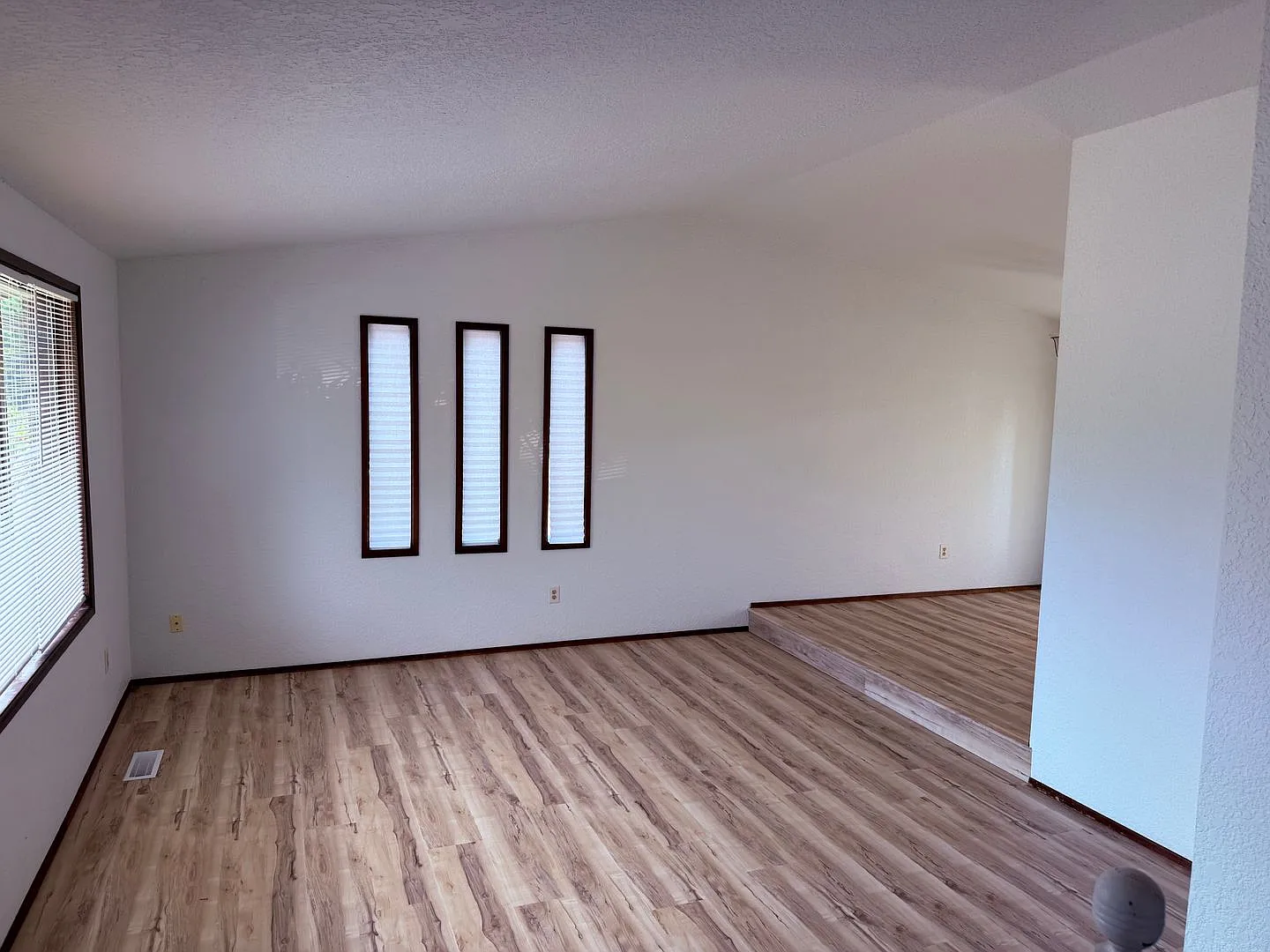 Large 3 BR 2.5 Bath Single Family Home in the Seattel Hills neighborhood, Everett $2995/mo — Photo 2