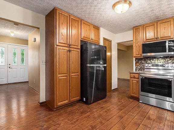 3rd image of 880 Glen Rock Dr