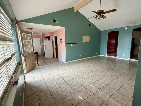 919 Grand Oaks Dr, Houston, TX 77015
