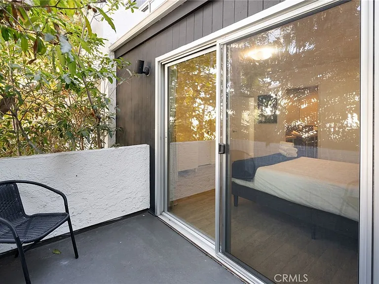 1447 N Kings Rd — Photo 34